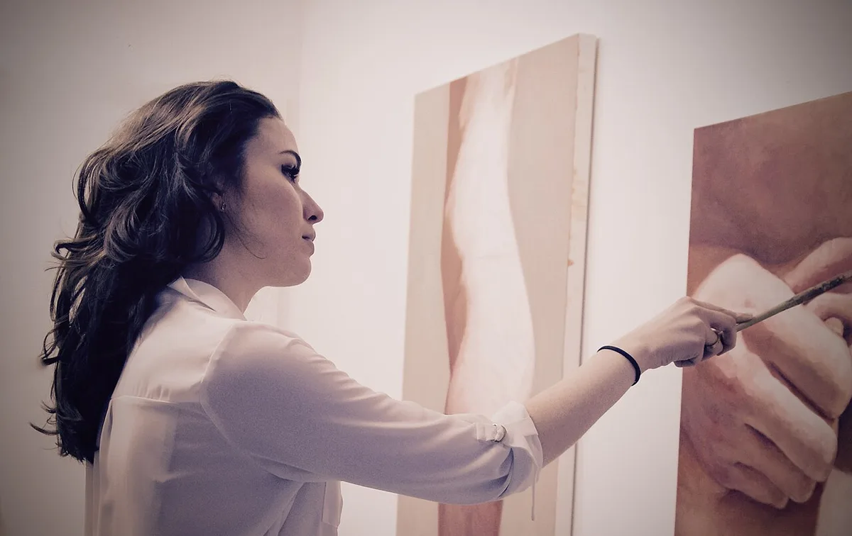 Психологическое воздействие цвета в живописи на эмоции зрителя и способы его использования художниками для передачи определенной атмосферы и настроения.