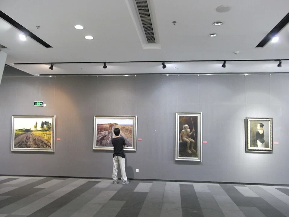 Создание художественных коллажей из бумаги и ткани для смешанной техники в живописи.