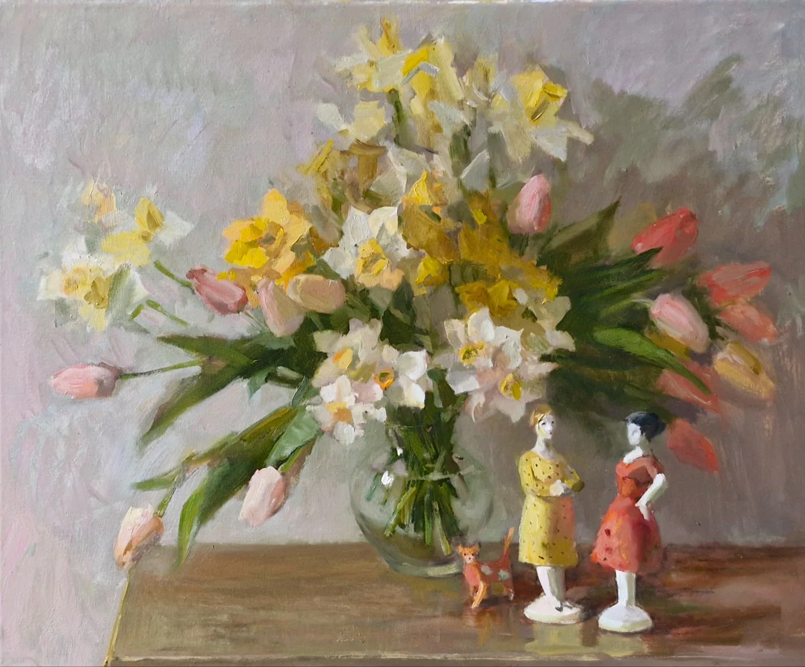 Картина «Сплетницы» — Светлана Родионова, Натюрморт, В центре картины — букет из желтых нарциссов и розовых тюльпанов в прозрачном с…