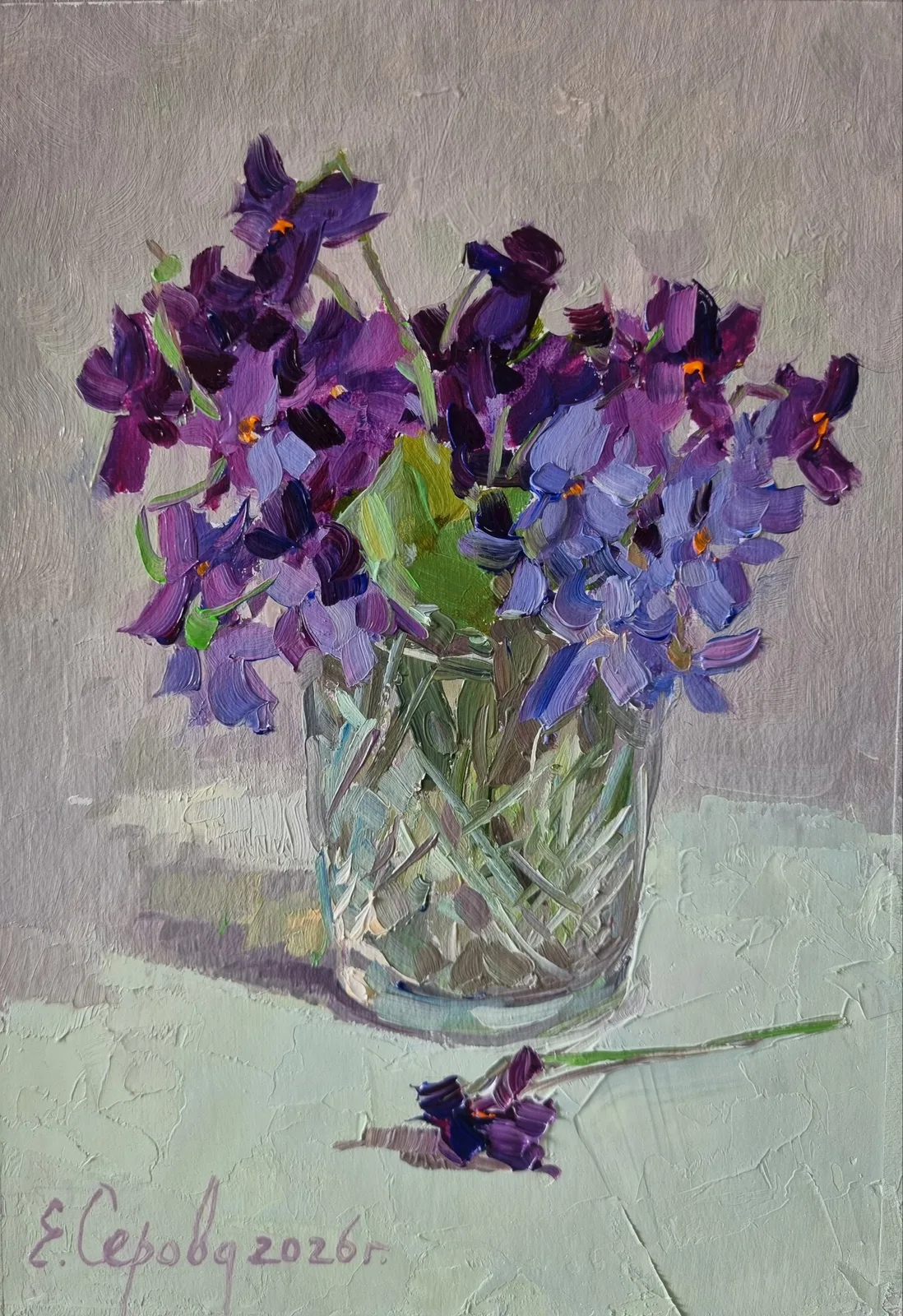 Картина «"Аромат фиалок"» — Елена Серова, Натюрморт, В центре картины — стеклянная ваза с толстыми, блестящими стенками, в которой б…