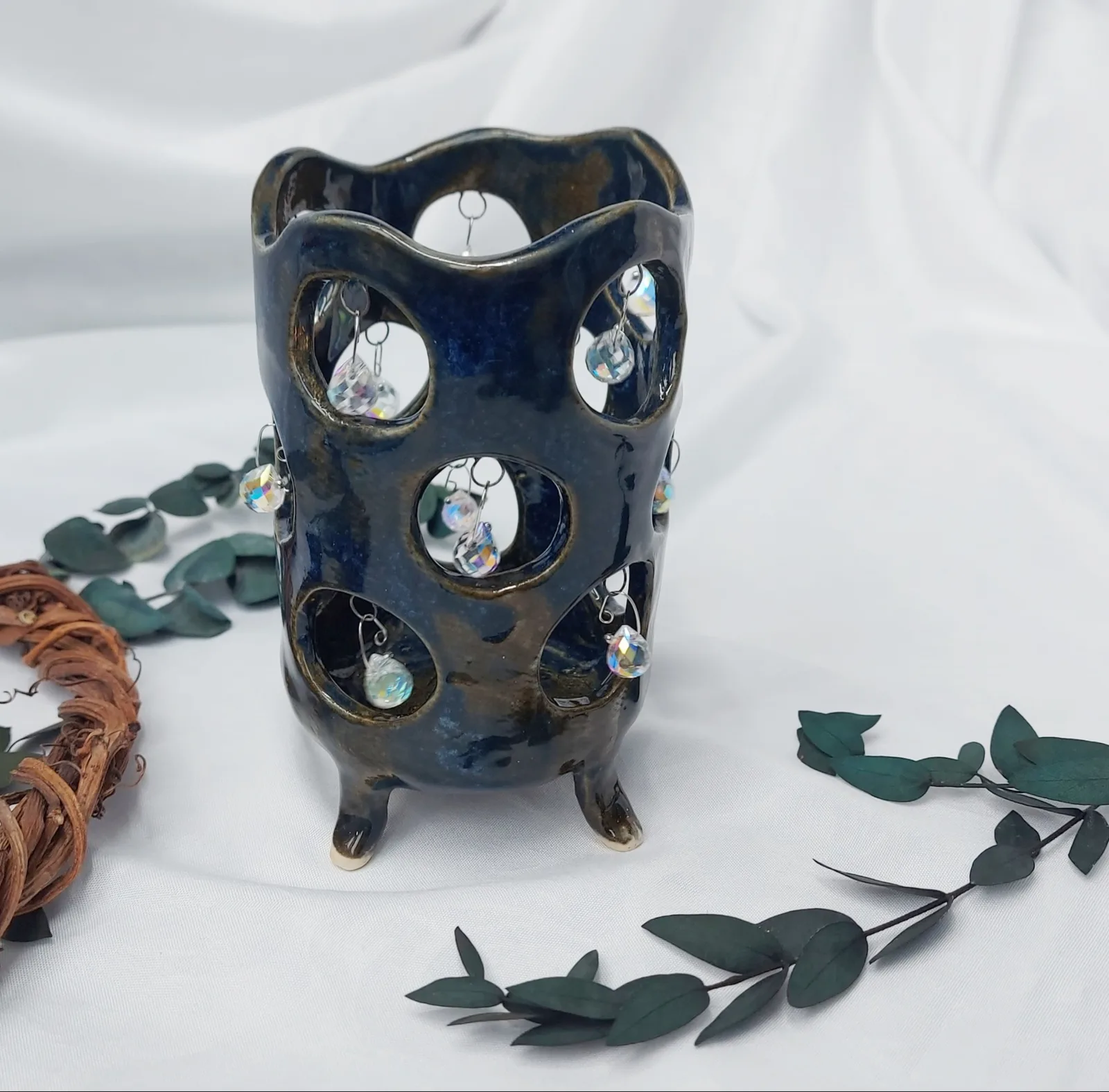 Картина «Подсвечник ажурный с подвесками» — Светлана Бусе, Керамика, Декоративный керамический подсвечник/фонарик на четырех ножках. Покрыт тёмно си…