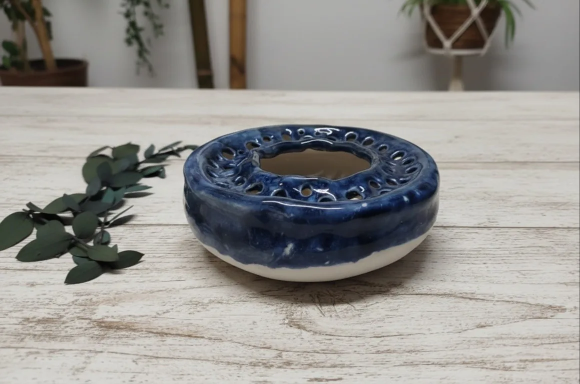 Картина «Керамическая ваза - роузболл, кензан» — Светлана Бусе, Керамика, Идеальна для сервировки стола и составления цветочных композиций. 
Глубокий си…