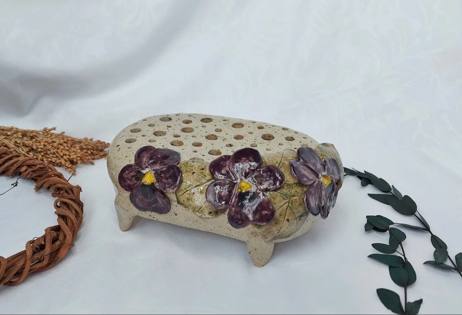 Картина «Ваза кензан» — Светлана Бусе, Керамика, Плоская керамическая ваза-роузболл с фиолетовыми анютиными глазками. 
Идеальна…