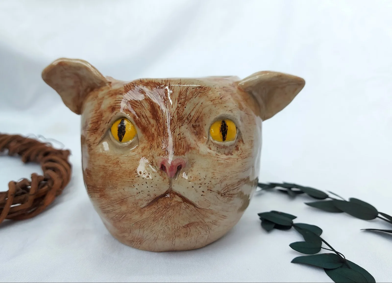 Картина «Удивленный котик» — Светлана Бусе, Керамика, Небольшое керамическое кашпо ручной лепки в виде головы котика. 

Возможности…