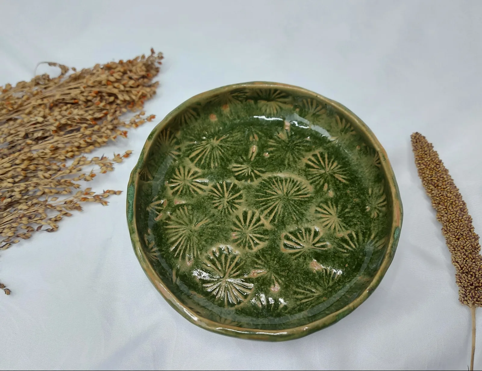 Картина «Зелёная керамическая тарелочка» — Светлана Бусе, Керамика, Декоративное блюдце на четырёх ножках — компактное и изящное решение для хранен…