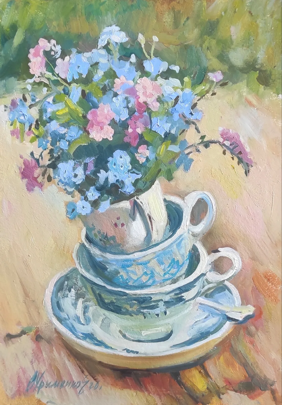 Картина «Незабудки» — Екатерина Охрименко, Натюрморт, Башня из чайных чашечек и голубые незабудки венчают почти детскую игру в пирами…