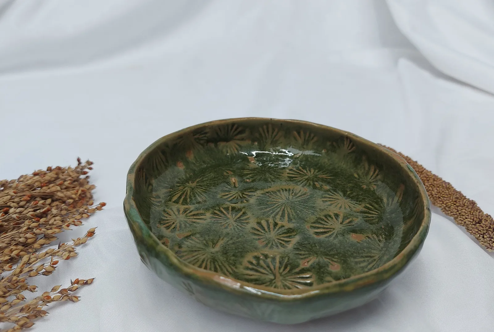 Зелёная керамическая тарелочка