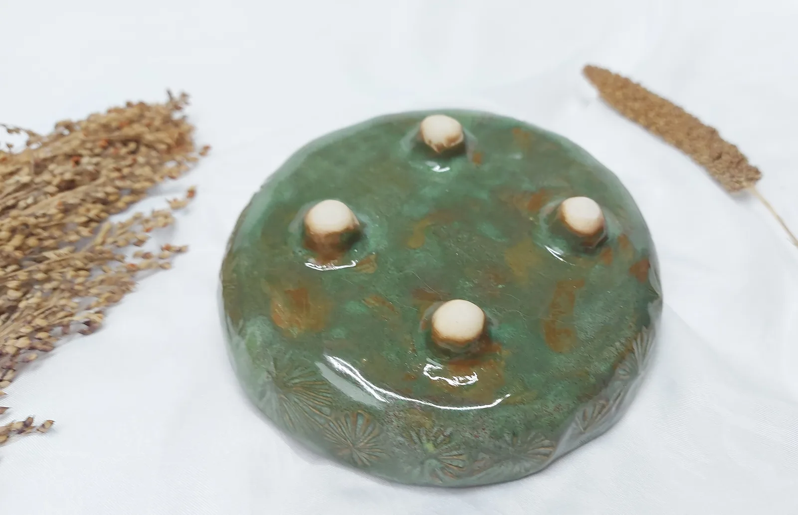 Зелёная керамическая тарелочка