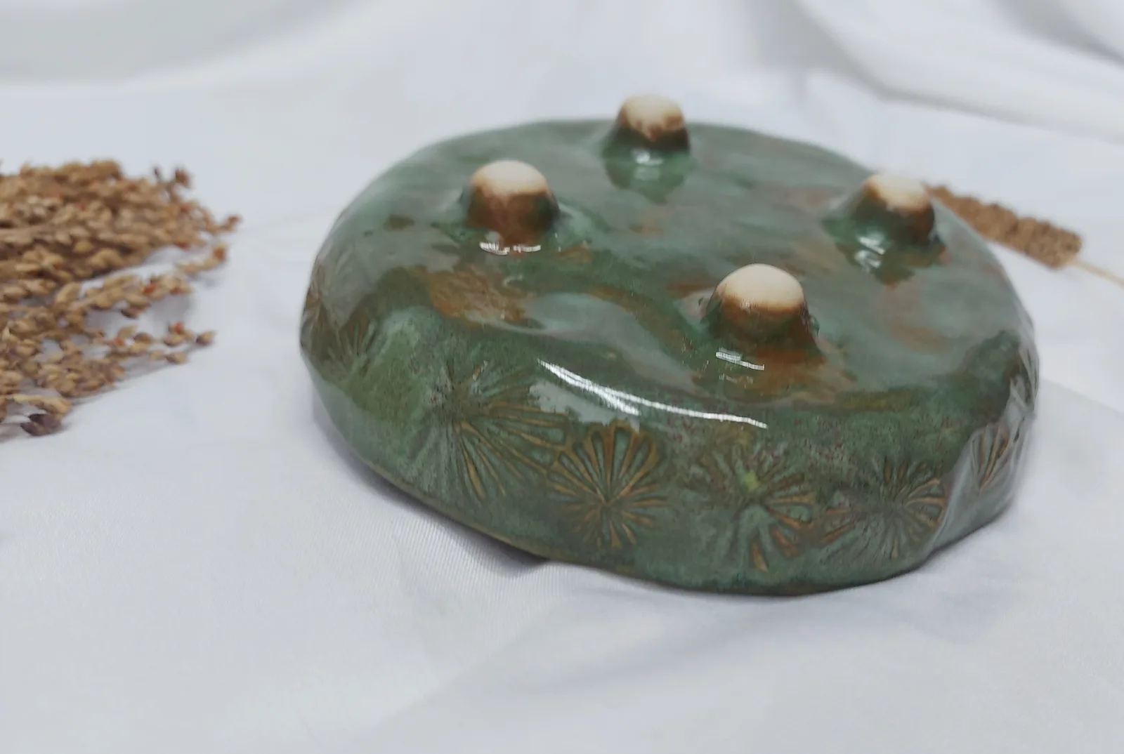 Зелёная керамическая тарелочка