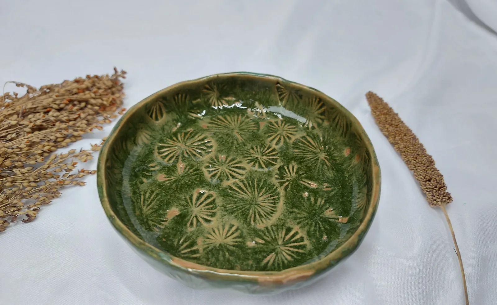 Зелёная керамическая тарелочка