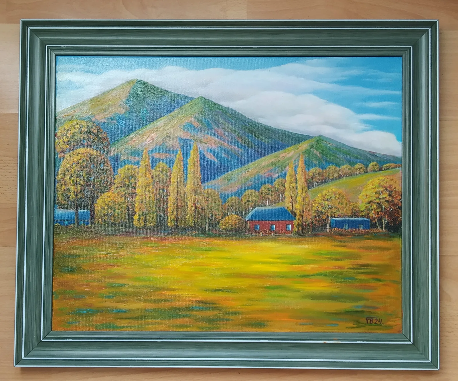 Солнечный пейзаж с полем и горами.